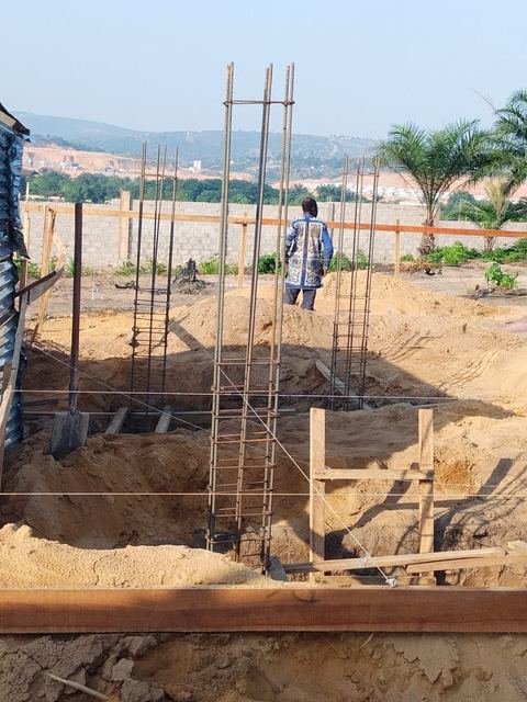Fouilles et attentes de poteaux au démarrage d’un chantier