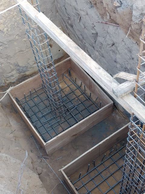 Semelles isolées ferraillées et coffrées, avant bétonnage